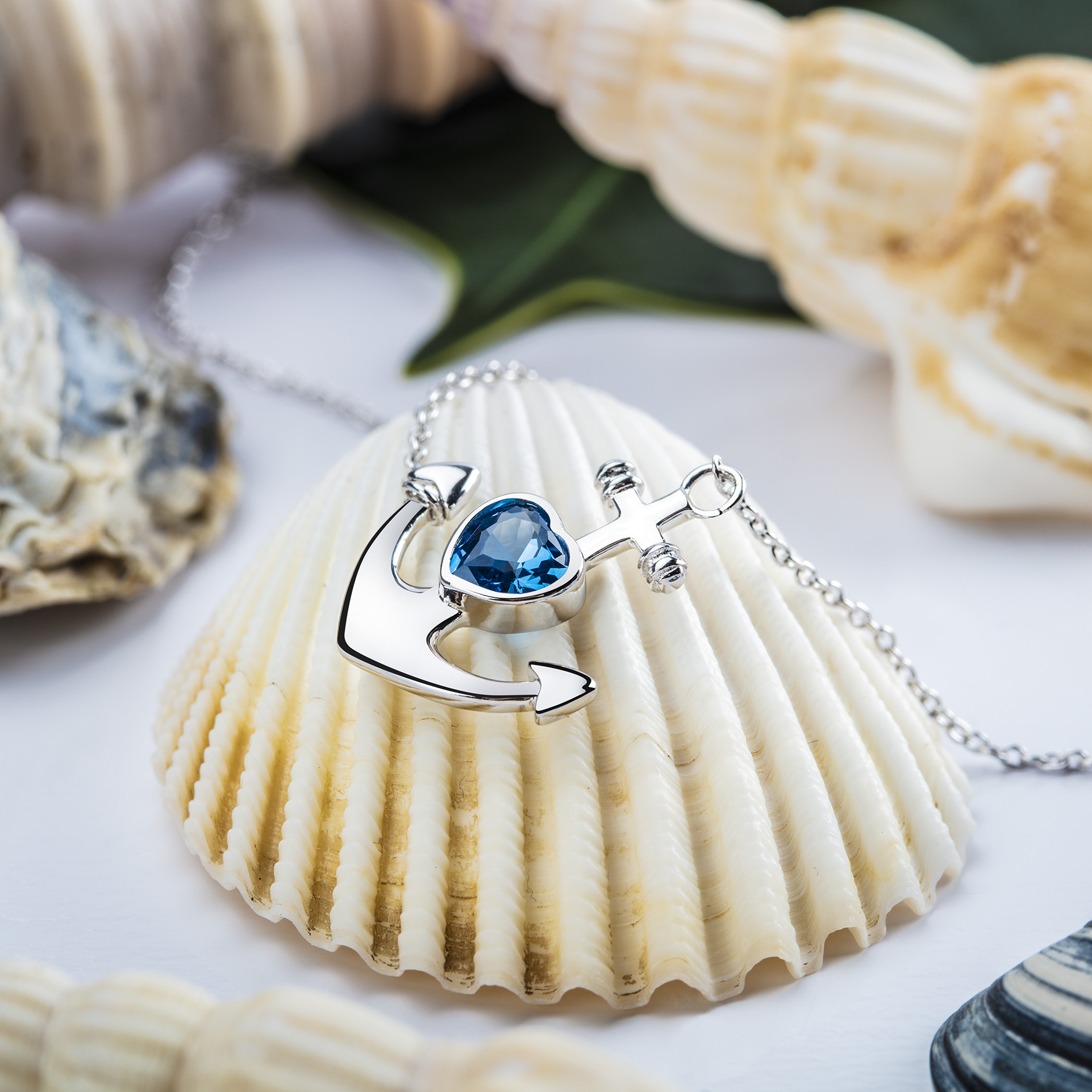 Kette aus Silber mit Anker und Zirkoniastein in blau